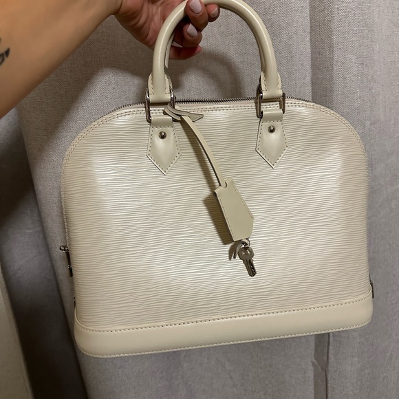 LV epi alma pm bag. - Picture 2 of 10
